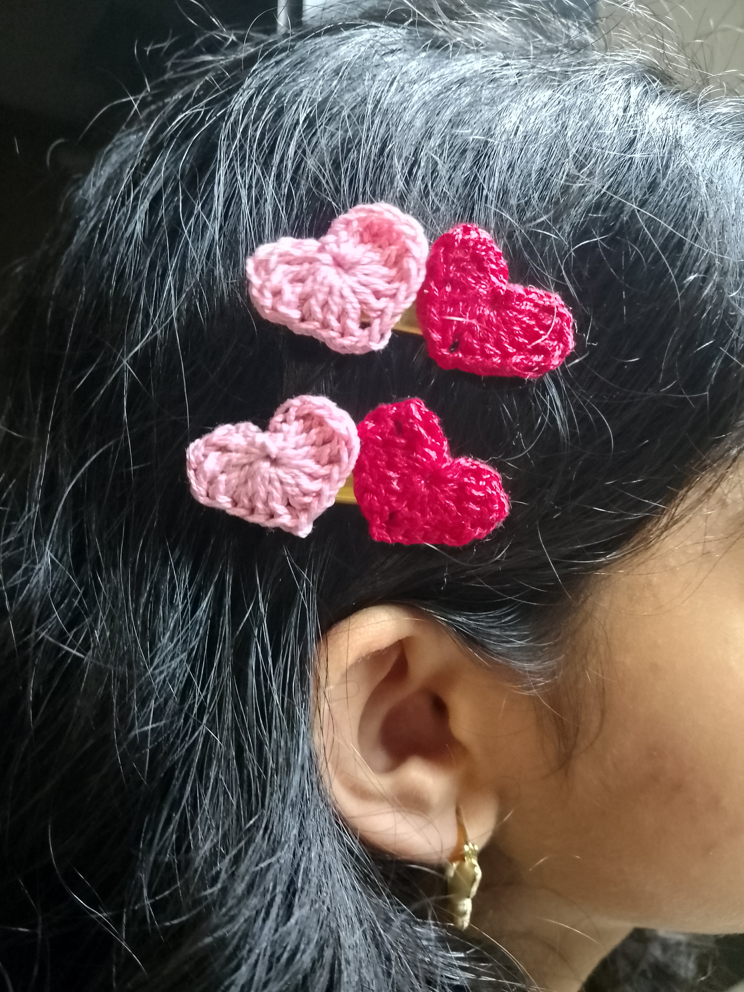 Red and pink heart clips